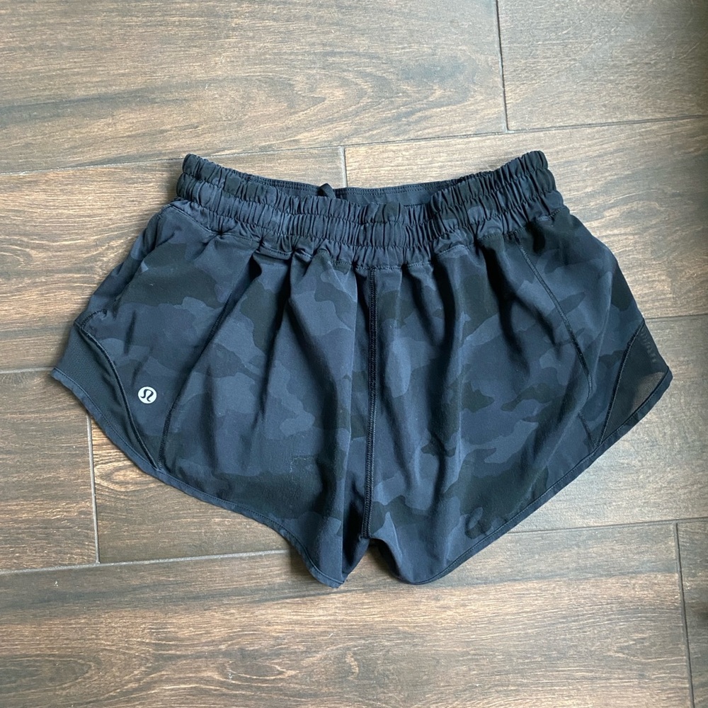 Discontinued color Hotty Hot Lululemon shorts 2.5 inches camo